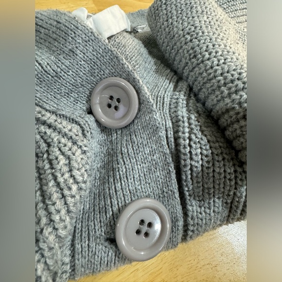 Gray Button-Up Knit Cardigan With Adjustable Fit Straps (Size M) - Picture 5 of 6